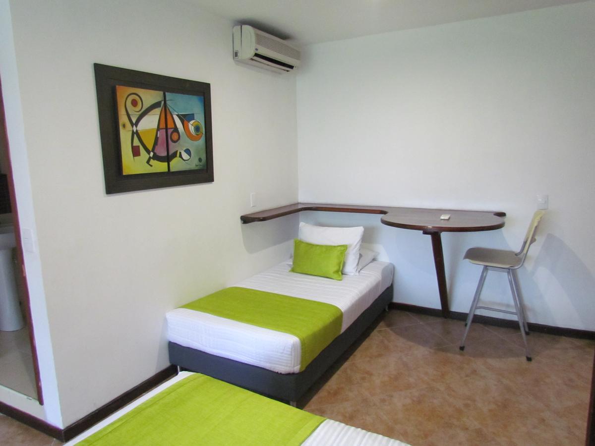 Hotel Plaza Mayor Medellín Buitenkant foto
